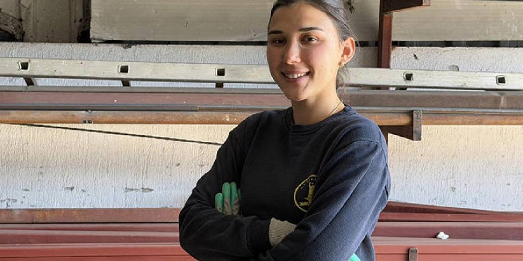 ‘Baba mesleğine’ kadın eli dokunuşu: 22 yaşında demire şekil veriyor 3